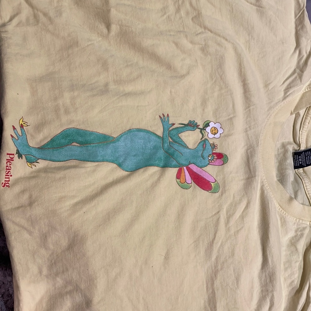 never worn PLEASING yellow t shirt size L